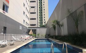 Loft aconchegante com piscina a um passo do metrô